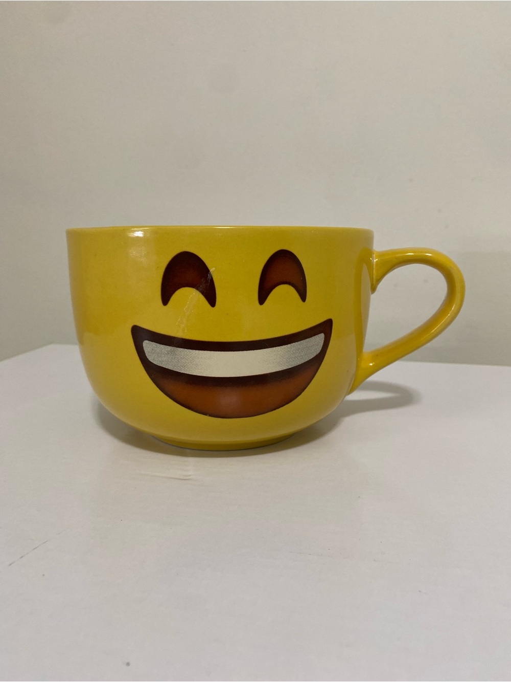 Mug Me I’m Famous Be Happy Smiley Face Soup Mug Bowl Yellow 28 Oz Emoji Cup
